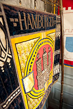 Gestickte Fahne der Malerinnung Hamburg von 1911