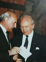 Präsident Paul Schnitker und Obermeister Joachim Germann bei der Museumseröffnung im Jahr 1984